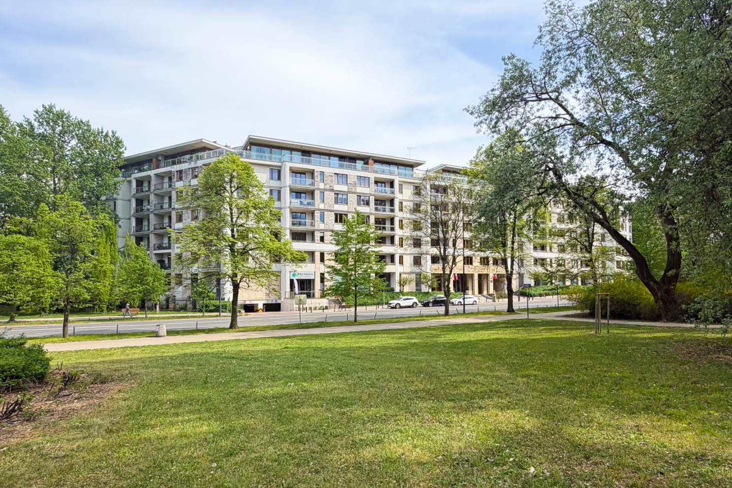 nowoczesny apartamentowiec przy parku
