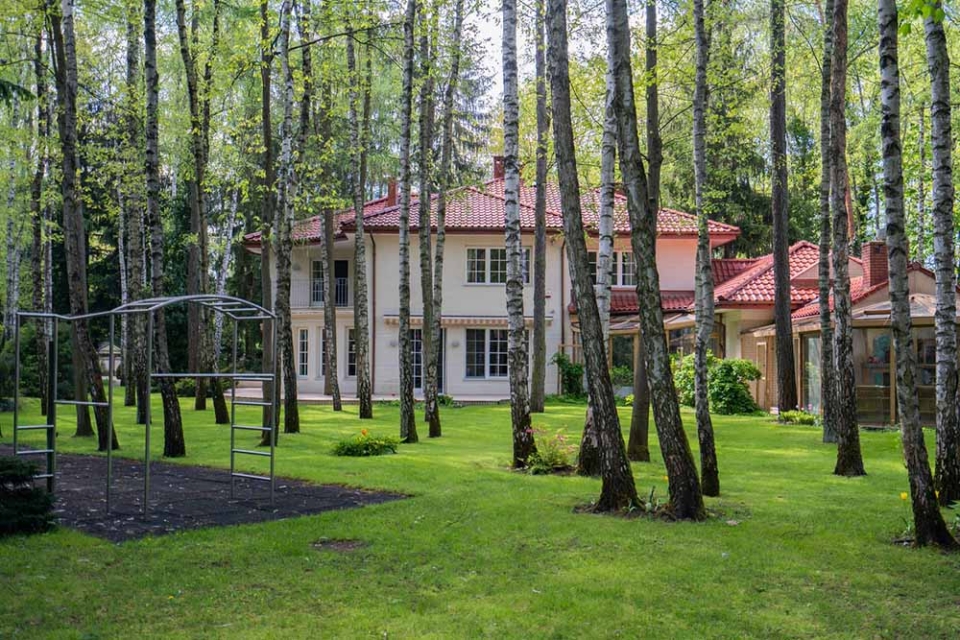 Saneczkowa, Konstancin-Jeziorna. Dwa domy wynajęte za 26 tys. i 27 tys. zł. 