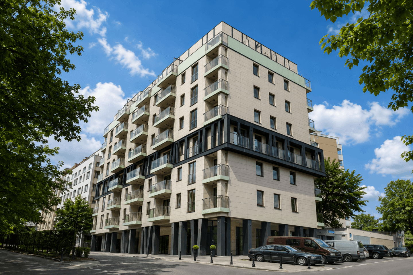 nowoczesny apartamentowiec na tle błękitnego nieba