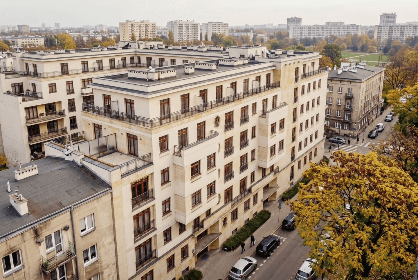 zrewitalizowana kamienica z jasną elewacją